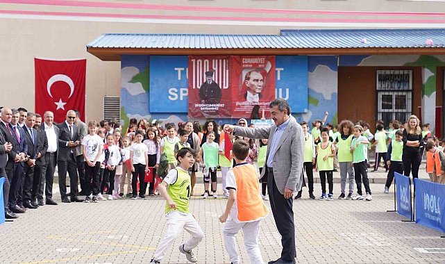 Bakan Tekin, 'Dünya Oyun Oynama Günü'nde öğrencilerle oyun oynadı