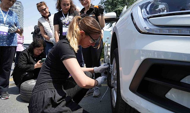 Bakırköy'de kadınlara "lastik değiştirme" dersi