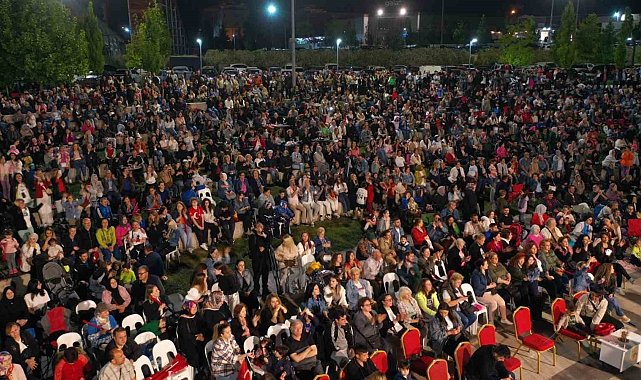 Balıkesir'de Gençlik Festivali konserleri büyük ilgi gördü