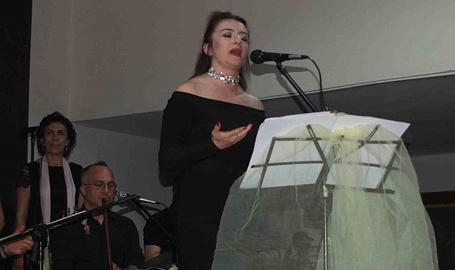 Balıkesir'de kursiyerler korosunun konseri izleyenleri coşturdu