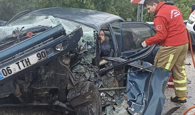 Balıkesir'de trafik kazası: Tırın dorsesi otomobili biçti