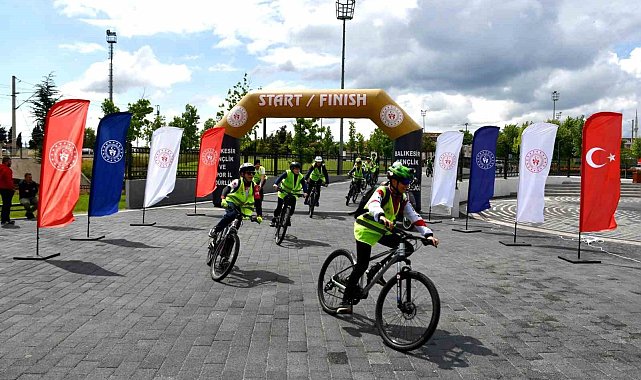 Balıkesir'de yüzlerce kişi sağlıklı yaşam için pedal çevirdi