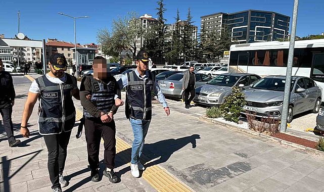 Balkondan girip eski sevgilisinin arkadaşını öldürdü