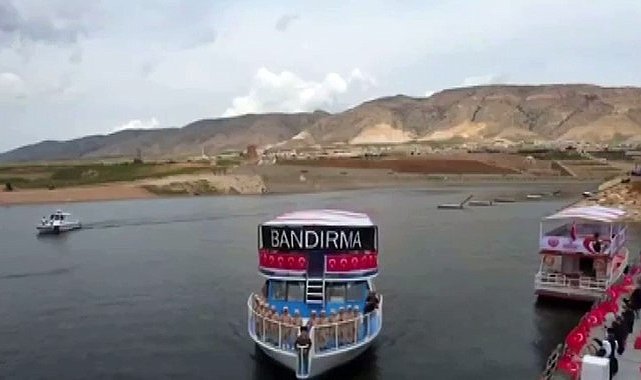 Bandırma Vapuru Hasankeyf'te bayraklarla karşılandı