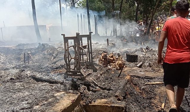 Bangladeş'te mülteci kampındaki yangında 230 barınak kül oldu