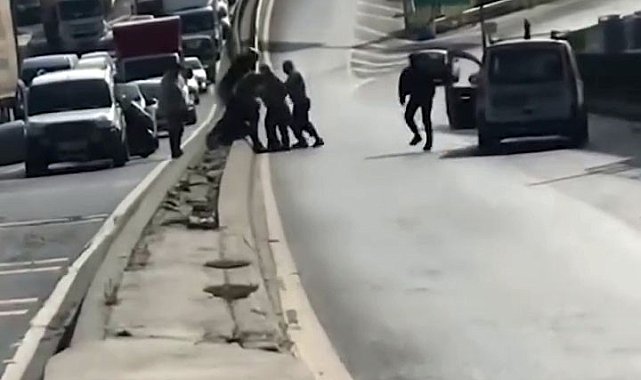 Başakşehir'de yol verme kavgalarında sopa ve yumruklar havada uçuştu