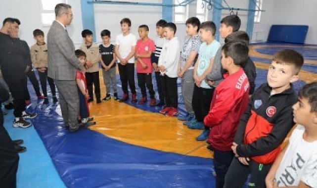 Başarılı güreşçiler ödüllendirildi