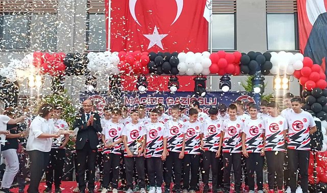 Başarılı öğrenciler ödüllendirildi