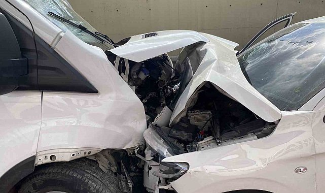 Basın Ekspres yolunda panelvan araç iki otomobille çarpıştı: 6 yaralı
