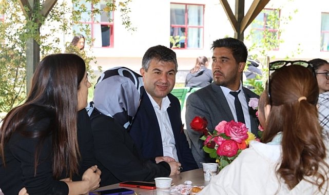 Başkan Akel kız öğrencilerle bir araya geldi