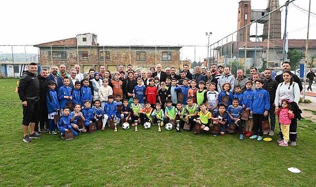 Başkan Bakkalcıoğlu, başarılı futbolcuları ödüllendirdi