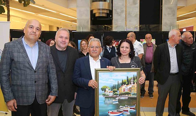 Başkan Büyükkılıç, 'Sağlık hayattır, sanat hayattır' sergisini gezdi