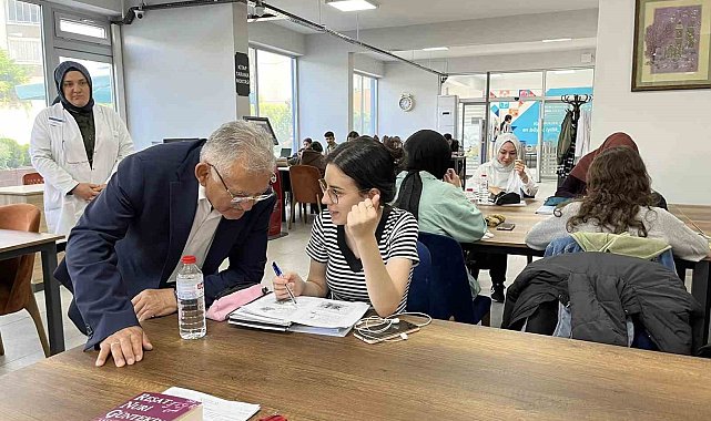 Başkan Büyükkılıç, gençlerle kütüphanede bir araya geldi