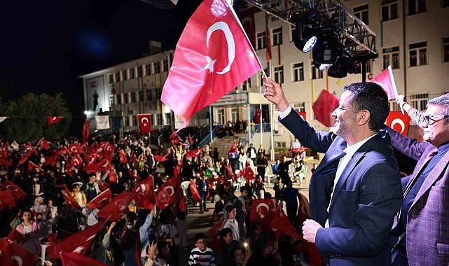 Başkan Çavuşoğlu vatandaşların coşkusuna ortak oldu