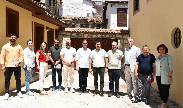 Başkan Günel, restorasyonu tamamlanan tarihi evleri ziyaret etti