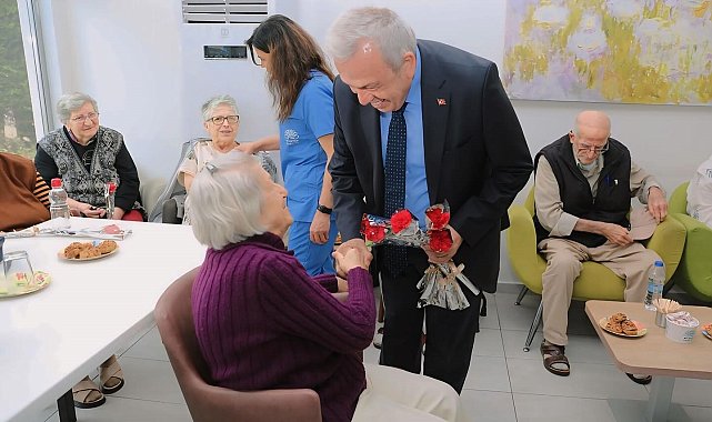 Başkan Şadi Özdemir'den huzurevindeki annelere sürpriz ziyaret