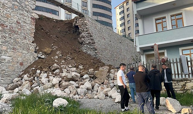 Bayburt'ta çocuk parkının istinat duvarı çöktü, alanda boşluk oluştu