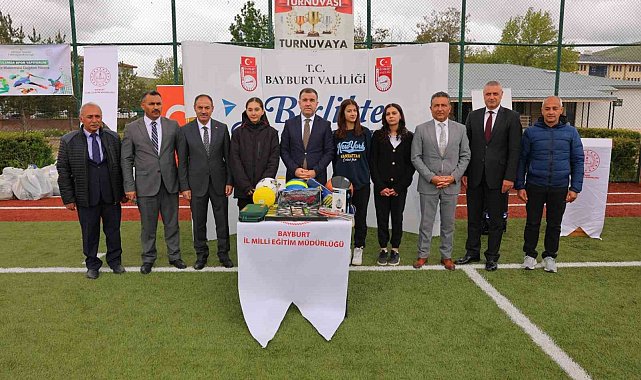 Bayburt'ta ilköğretim ve ortaokul öğrencilerine spor malzemeleri dağıtıldı