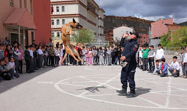 Bayburt&#039;ta jandarma görevini öğrencilere eğlenceli bir şekilde tanıttı