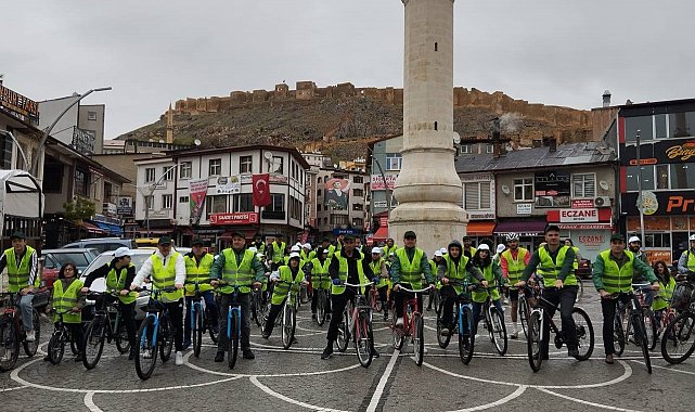 Bayburt'ta yağmur çamur dinlemeyen bisikletli grup pedalları sağlıklı yaşam için çevirdi