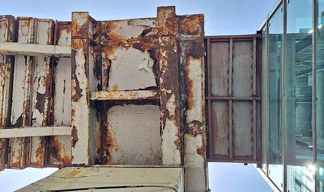 Bayrampaşa'da yaya üst geçidindeki korozyon vatandaşları korkutuyor