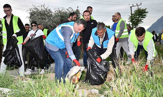 Belediye başkanı ve işçiler 3,5 saat çöp temizledi