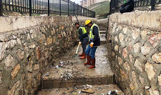 Belediye ekipleri taşkın koruma kanallarını temizledi