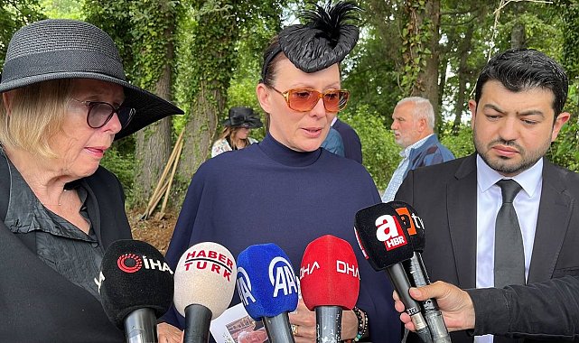 Berzeg Aliesi, Korhan Berzeg'e toprak atarak veda etti