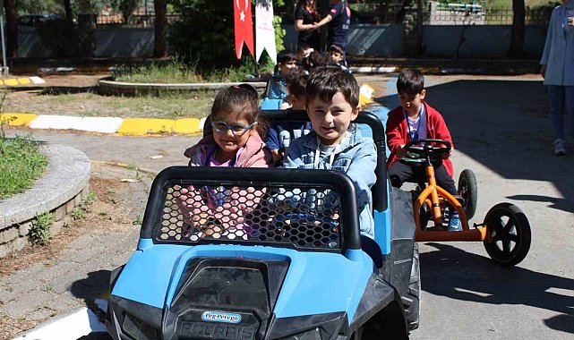 Beş yaşında direksiyon başına geçtiler