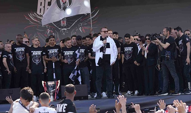 Beşiktaş, kupa şampiyonluğunu taraftarıyla kutladı