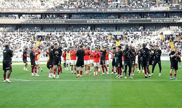 Beşiktaş ve Hataysporlu futbolcular, tribünleri birlikte selamladı