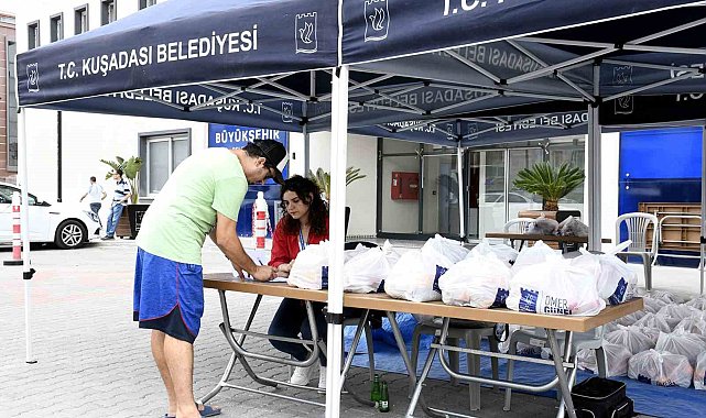 Beslenme çantalarını bu yıl da Kuşadası Belediyesi doldurdu