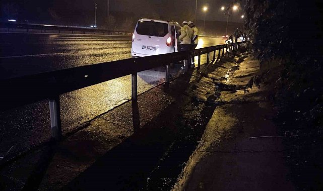 Beykoz'da kontrolden çıkan hafif ticari araç otomobile çarptı: 2 yaralı