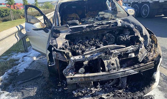 Beylikdüzü'nde seyir halindeki araç alev alev yandı