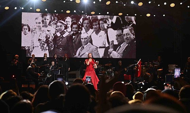 Beyoğlu'nda 19 Mayıs coşkusu Candan Erçetin konseri ile son buldu