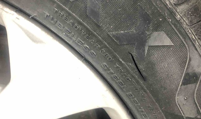 Beyoğlu'nda park halindeki 11 aracın lastikleri bıçakla kesildi