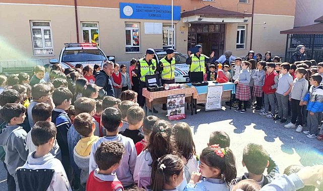 Beyşehir'de jandarmadan öğrenciler ve mahalle sakinlerine trafik eğitim seminerleri