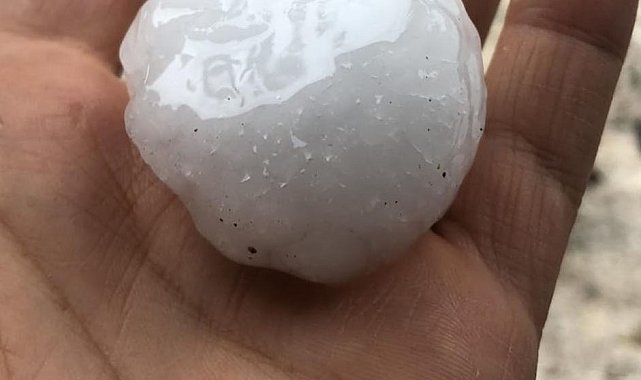 Bilecik'te ceviz büyüklüğünde dolu yağdı