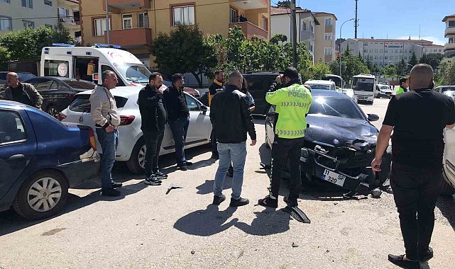 Bilecik'te iki otomobil kavşakta çarpıştı, 2 yaralı