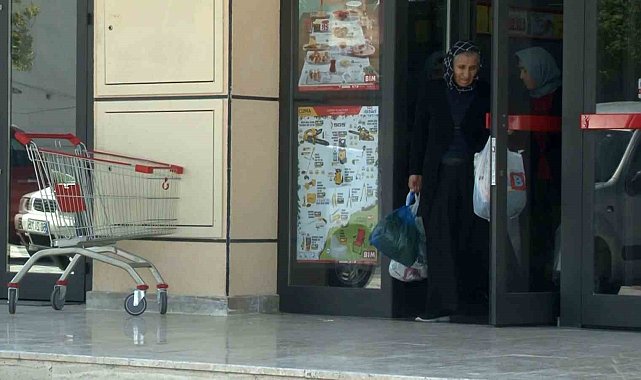 BİM şubesinde 'skandal' görüntü: Tavukları binek araçlarla taşıdılar