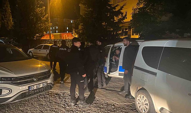 Binaların merdiven boşluğuna atılan maytaplar ekipleri harekete geçirdi