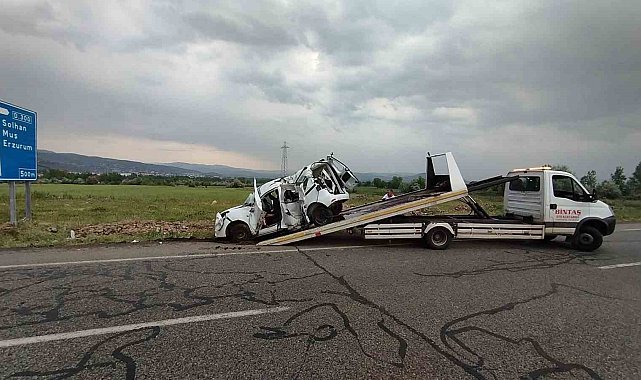 Bingöl'de hafif ticari araç levhaya çarptı: 3 yaralı