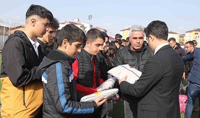Bingöl&#039;de öğrencilere malzeme desteği