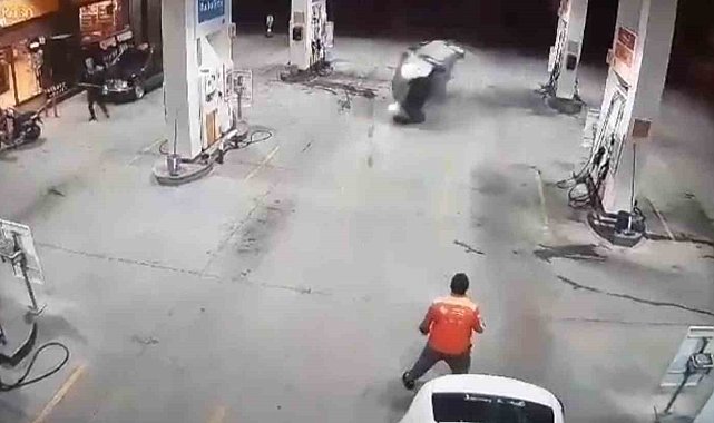 Bir anda akaryakıt istasyonuna girmeye çalıştı, ortalığı savaş alanına döndürdü