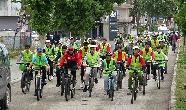 Bisikletseverler 7 kilometre pedal çevirdi
