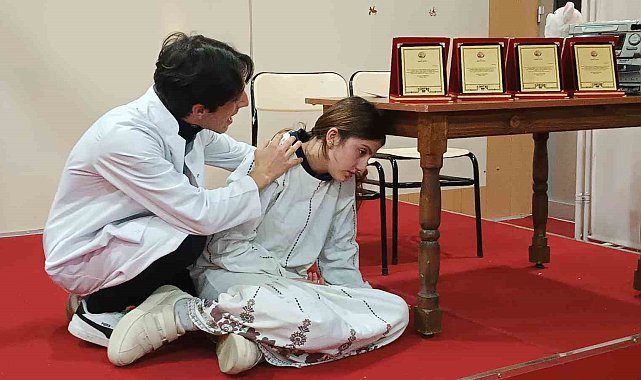 Bitlis'teki öğrenciler tiyatro yarışmasında Türkiye birincisi oldu