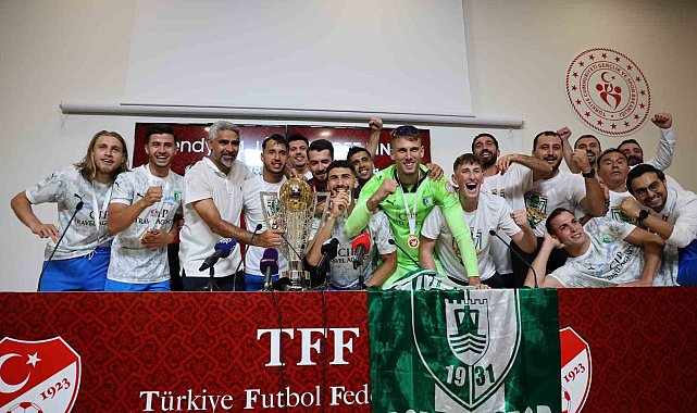 Bodrum FK'lı futbolcular basın toplantısını bastı