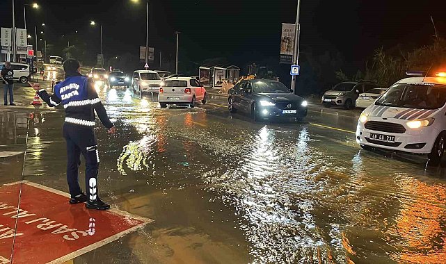 Bodrum'da ana isale hattı patladı, yollar göle döndü