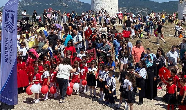 Bodrum'da yeryüzü çocuklarla, gökyüzü uçurtmalarla şenlendi