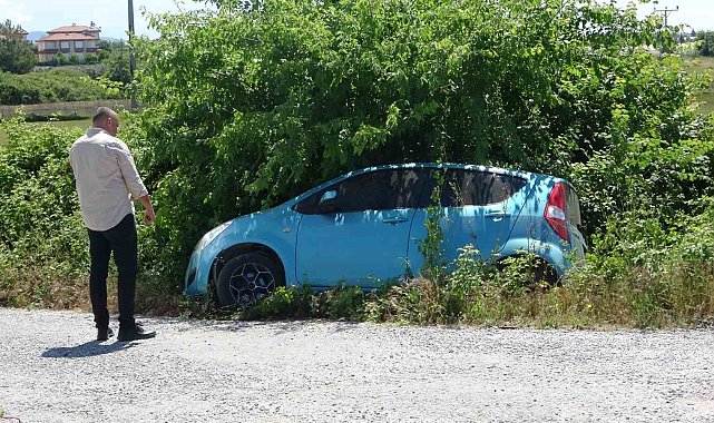Böğürtlenler şarampole inen otomobile hava yastığı oldu, sürücünün burnu dahi kanamadı